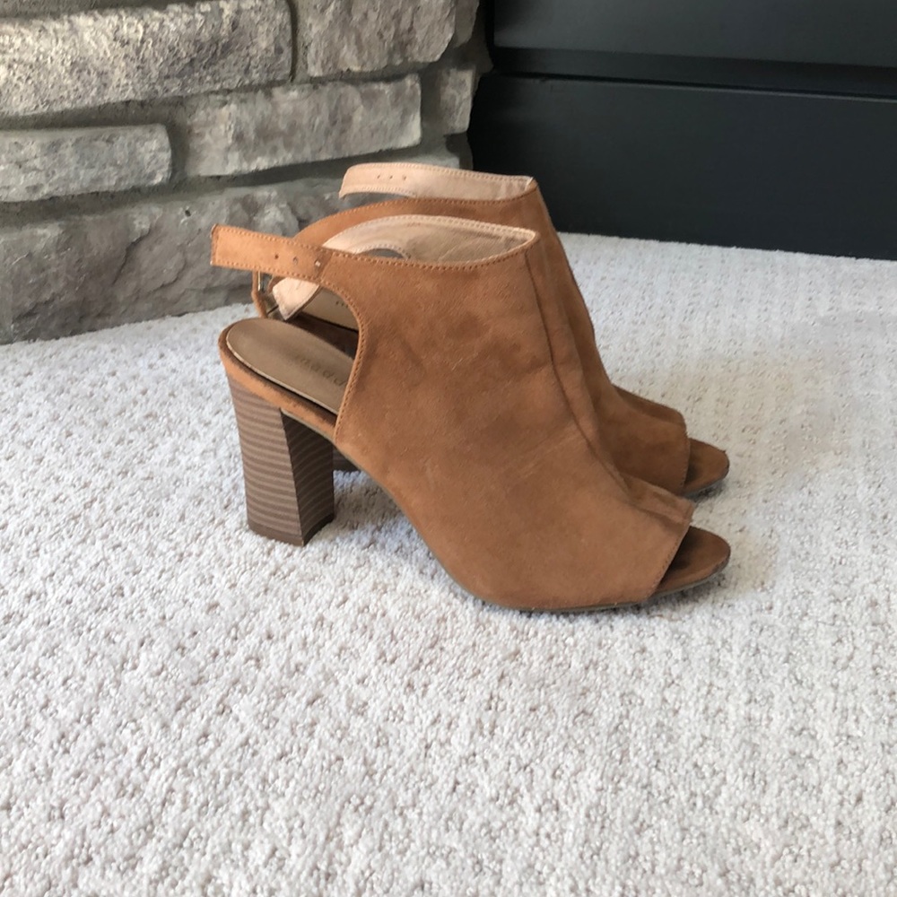 Fits size 6.5 to 8.  Womens size 8 barely worn